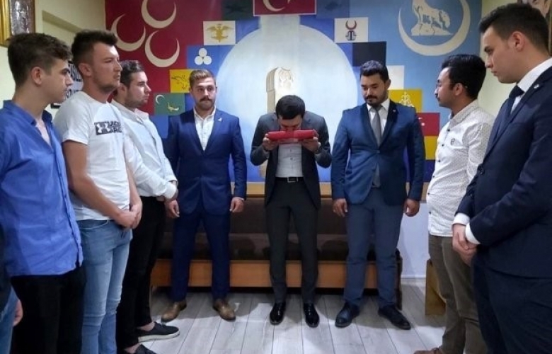 ÜLKÜ OCAKLARINDA BAYRAK DEĞİŞİMİ  