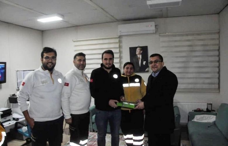 BAŞKAN ÖZ’DEN YENİ YILA SAATLER KALA YENİ YILI ÇALIŞARAK KARŞILAYANLARI ZİYARET ETTİ