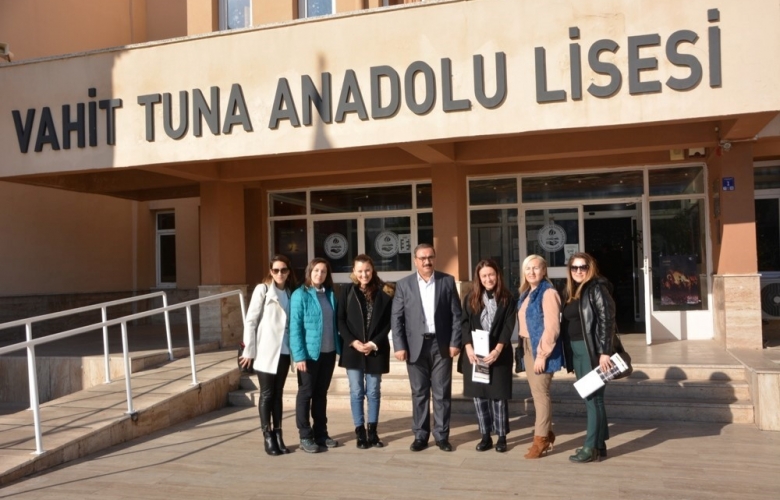 KADIN GİRİŞİMCİLER OKULLARA GİYİM YARDIMINDA BULUNDU