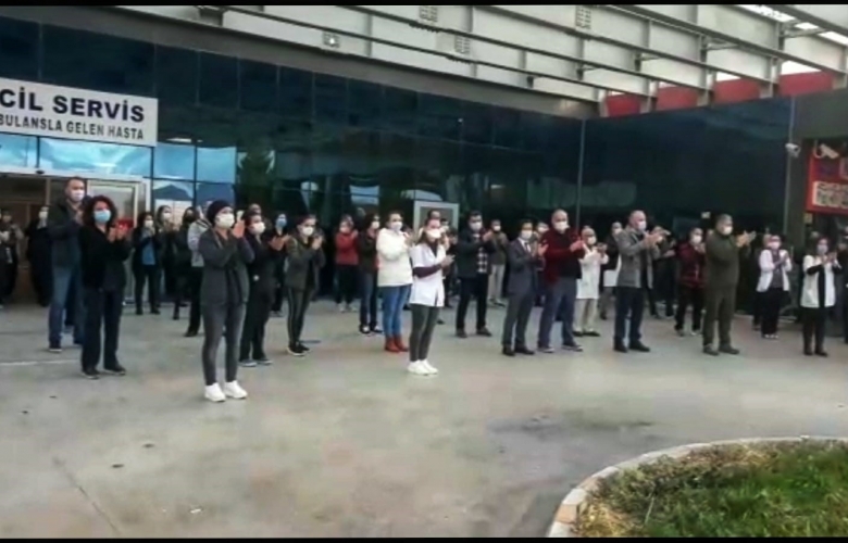 SAĞLIK ÇALIŞANLARINDAN ALKIŞLI PROTESTO