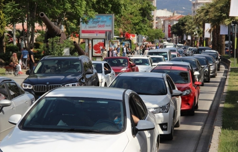 ÇANAKKALE TATİLCİLERİN ÇİLESİ OLDU