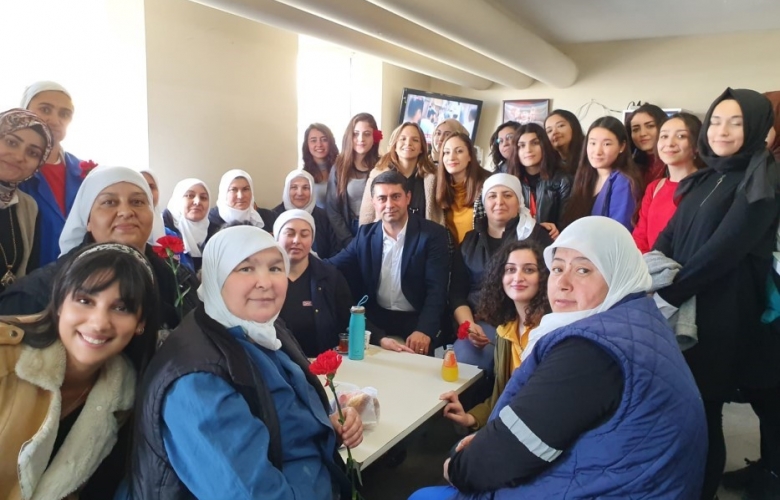ÜNİVERSİTELİ GENÇLER, EMEKÇİ KADINLARI UNUTMADI 