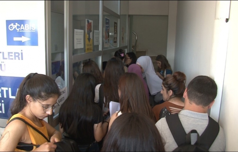 ÇANAKKALE BELEDİYESİ ÖĞRENCİ KENT KART BÜROSUNDA YOĞUNLUK