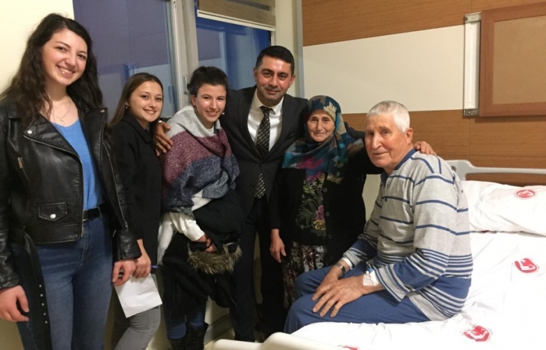 ÜNİVERSİTE ÖĞRENCİLERİ AKŞAMLARINI HASTA ZİYARETİNE AYIRDI