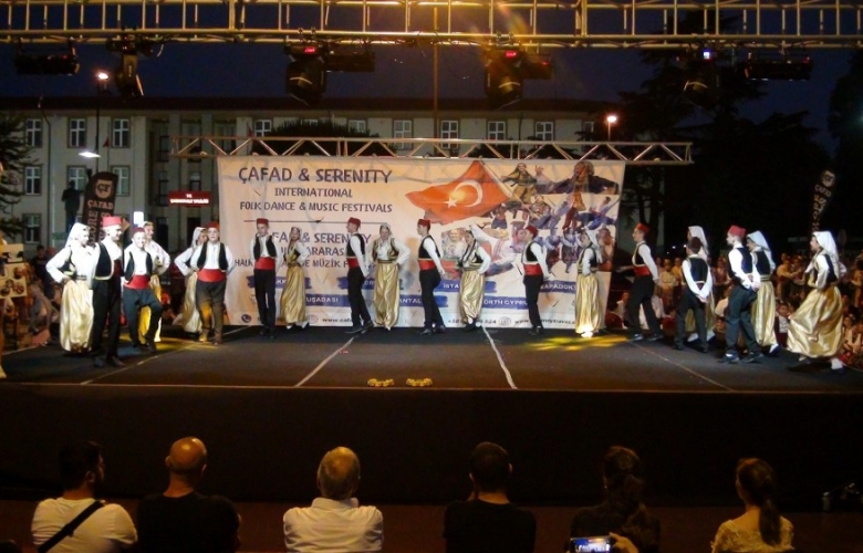 RENGARENK GİYİNEN DANSÇILAR GÖZ KAMAŞTIRDI