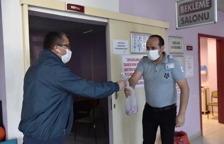 ÖZ SAĞLIK PERSONELİNİ BAYRAMDA DA UNUTMADI