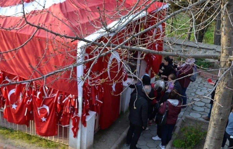 GELİBOLU' DA BAYRAKLI BABA’YA ZİYARETÇİ AKINI    