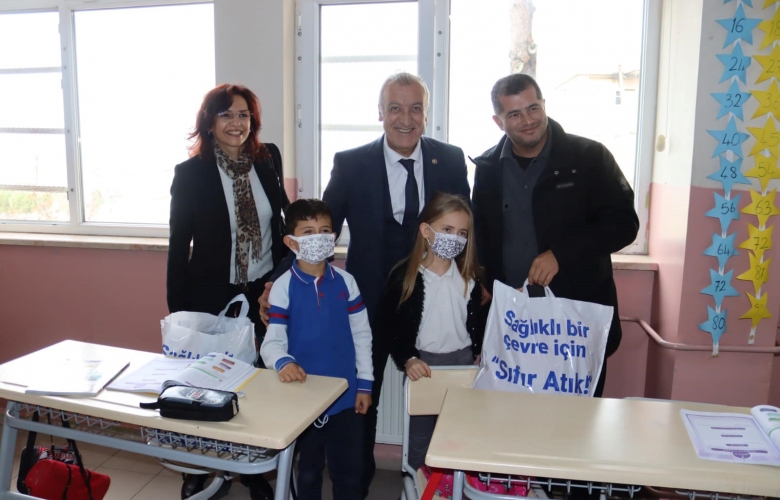 KIZILAY’DAN GEYİKLİ İLKOKULU ÖĞRENCİLERİNE KIŞLIK HEDİYE