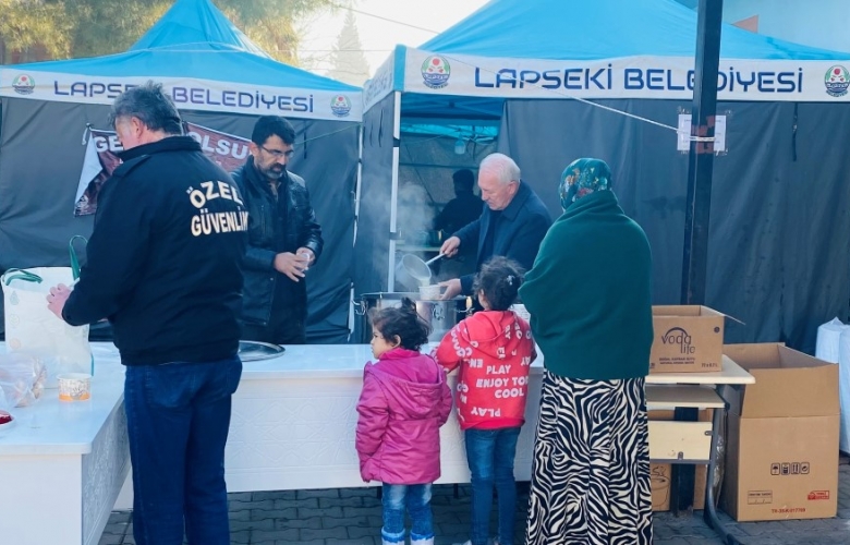 LAPSEKİ BELEDİYE BAŞKANI YILMAZ DEPREM BÖLGESİNDE ÇORBA DAĞITTI