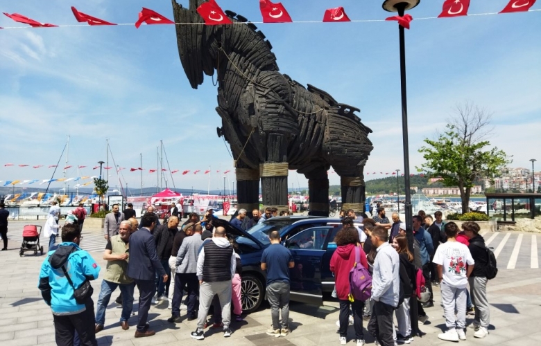 ÇANAKKALE’ DE TOGG'A VATANDAŞLARDAN YOĞUN İLGİ GÖSTERDİ