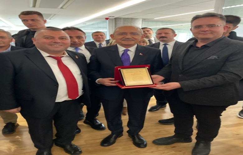 CUMHURBAŞKANI ADAYI KILIÇDAROĞLUNA EYT’LİLER ADINA PLAKET VERDİ