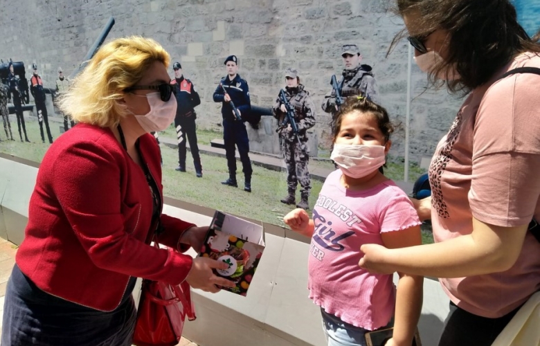 GELECEK PARTİSİ’NDEN ÇOCUKLARA ŞEKER İKRAMI