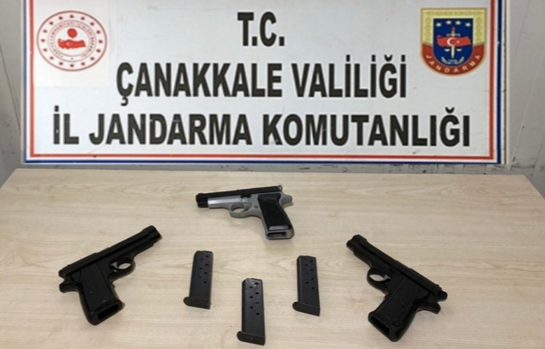 JANDARMA ARAMA YAPTIĞI ARAÇTA 3 RUHSATSIZ TABANCA BULDU