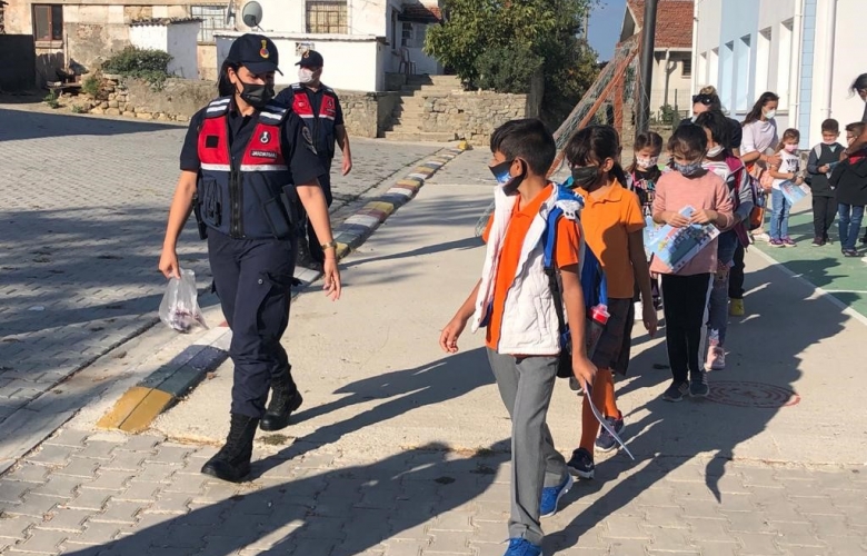“JANDARMA GÖREVDE OKULLARIMIZ VE ÇOCUKLARIMIZ GÜVENDE!” SLOGANI İLE ETKİNLİKLER DÜZENLENDİ