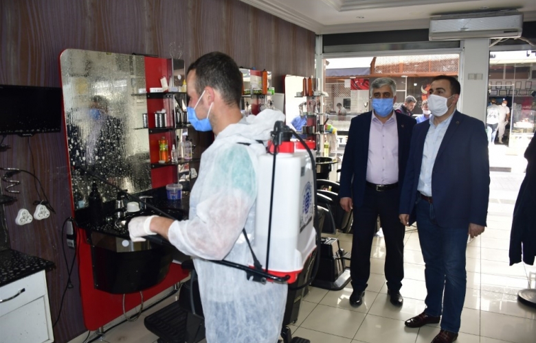 BİGA BELEDİYESİ PAZARTESİ GÜNÜ AÇILACAK BERBER VE KUAFÖRLERİ DEZENFEKTE ETTİ