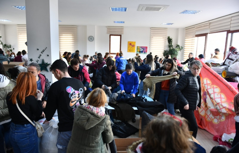 ÇANAKKALE BELEDİYESİ YARDIM MALZEMELERİNİ TOPLANMAYA DEVAM EDİYOR