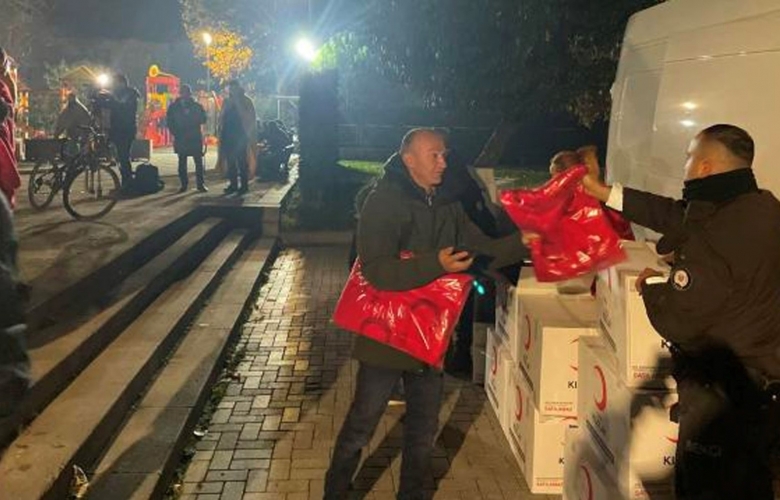 DÜZCE'DE DEPREMDEN SONRA VATANDAŞLARA BATTANİYE VE SICAK ÇORBA DAĞITILDI