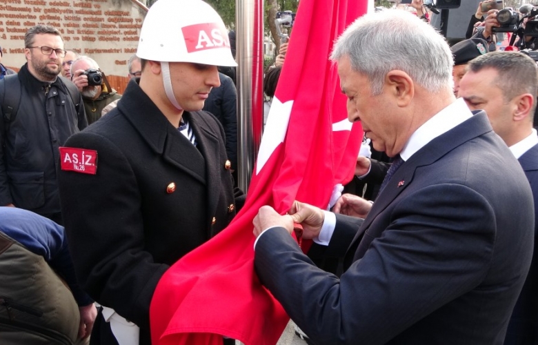 BAKANI AKAR "ÇANAKKALE GEÇİLMEZ” YAZILI ALTIN MADALYAYI BAYRAĞIMIZA TOKA ETTİ
