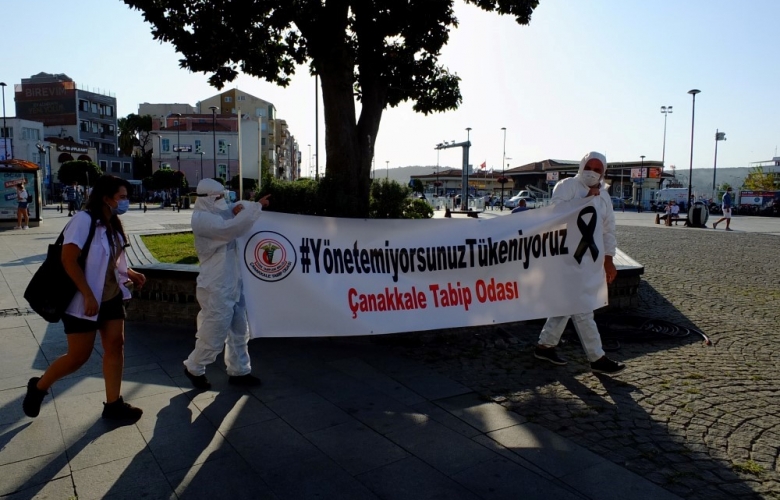 DOKTORLAR “YÖNETEMİYORSUNUZ, TÜKENİYORUZ” SLOGANINI İLE EYLEM YÜRÜYÜŞÜ YAPTI
