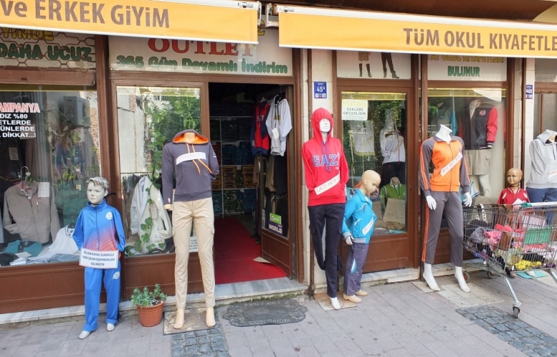 OKUL KIYAFETLERİ CANSIZ MANKENLERİN ÜZERİNDE KALDI