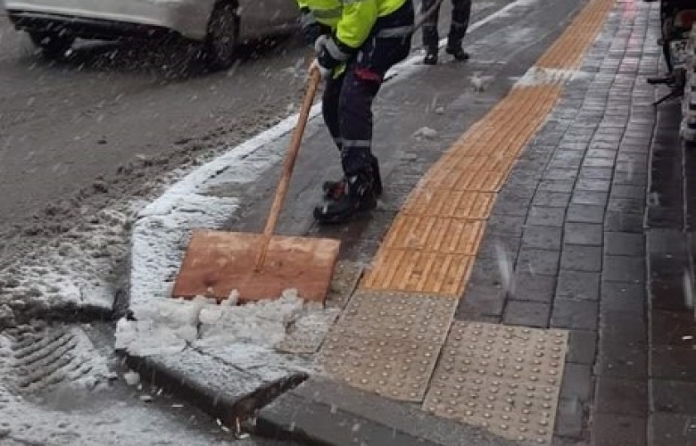 ÇANAKKALE BELEDİYESİ EKİPLERİ BUZLANMAYA KARŞI TUZLAMA YAPTI