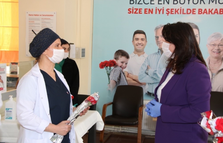 AK PARTİ ÇANAKKALE AİLESİ VE MİLLETVEKİLLERİ HEMŞİRELER GÜNÜN DE ANLAMLI BİR ÇALIŞMAYA İMZA ATTI