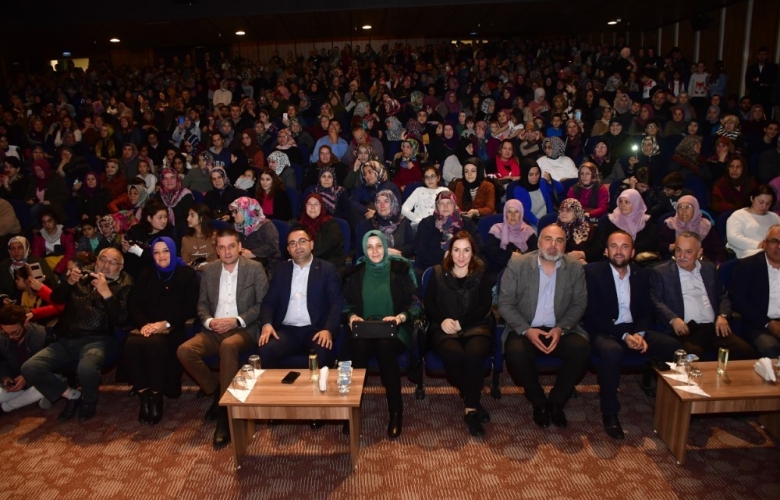 BİGA' DA NİHAT HATİPOĞLU' NUN KONFERANSINA YOĞUN İLGİ
