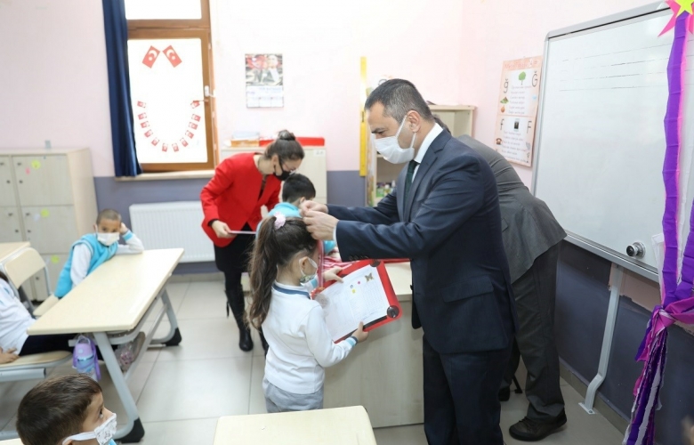 VALİ  AKTAŞ, ÖĞRENCİLERE KARNE DAĞITTI