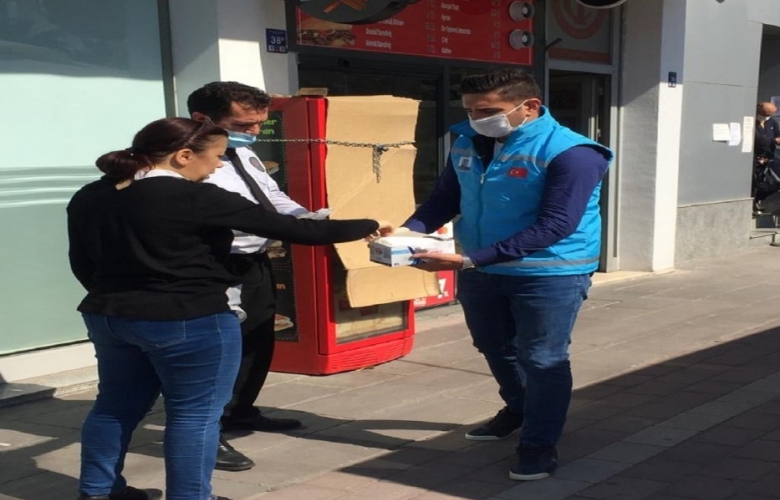 ÇANAKKALE’ DE VEFA SOSYAL DESTEK GRUBU’ NDAN VATANDAŞLARA MASKE DAĞITTI