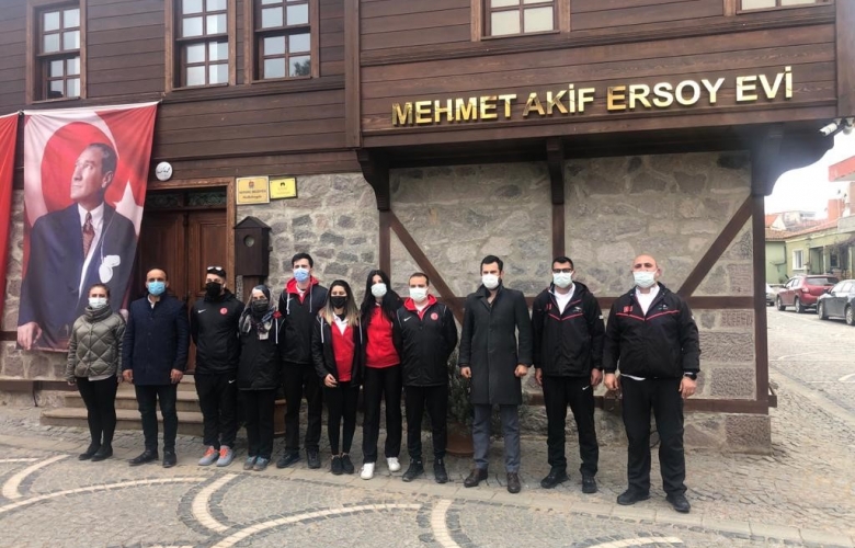 MAKARALI YAY OKÇULUK MİLLİ TAKIMI MEHMET AKİF ERSOY EVİ’Nİ ZİYARET ETTİ