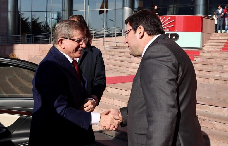 AHMET DAVUTOĞLU'NU CHP'Lİ ERKEK KARŞILADI